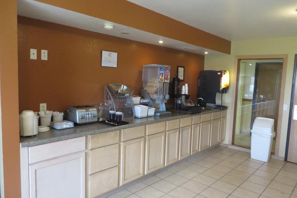 Super 8 By Wyndham Grinnell Ia Ngoại thất bức ảnh