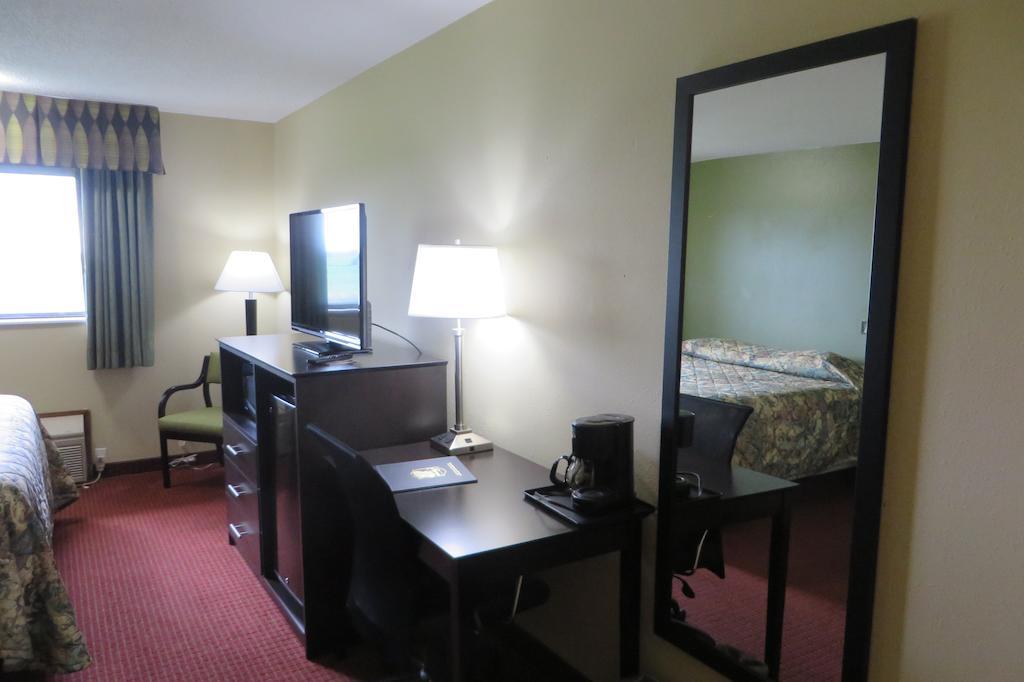 Super 8 By Wyndham Grinnell Ia Ngoại thất bức ảnh